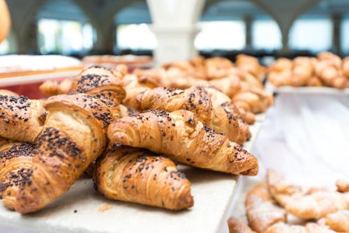 Un montón de pasteles sobre una mesa en Parco dei Principi - Resort & Spa, en Torre San Giovanni