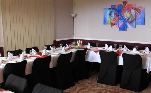 ห้องอาหารหรือที่รับประทานอาหารของ Richards Travel Lodge