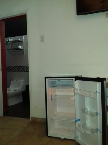 um frigorífico com a porta aberta numa casa de banho em Blue Shark Apartments em San Bartolo