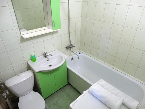 トゥーラにあるInndays on Kirova 151а(2)のバスルーム(洗面台、トイレ、バスタブ付)