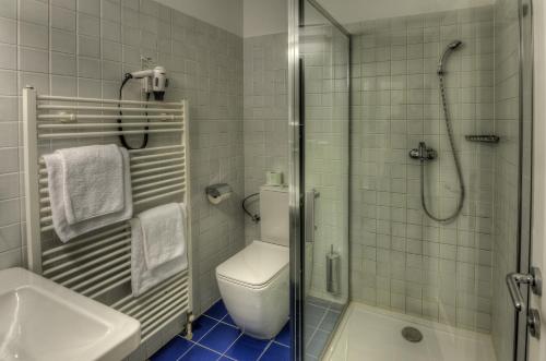 een badkamer met een douche, een toilet en een wastafel bij Itvv in Chvalovice