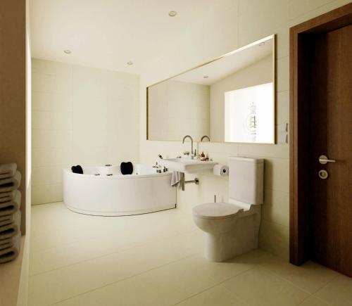 łazienka z wanną, toaletą i umywalką w obiekcie Hotel Centrum Sosnowiec w mieście Sosnowiec