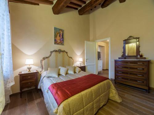 ein Schlafzimmer mit einem großen Bett und einer Kommode in der Unterkunft Casa Laura in San Gimignano