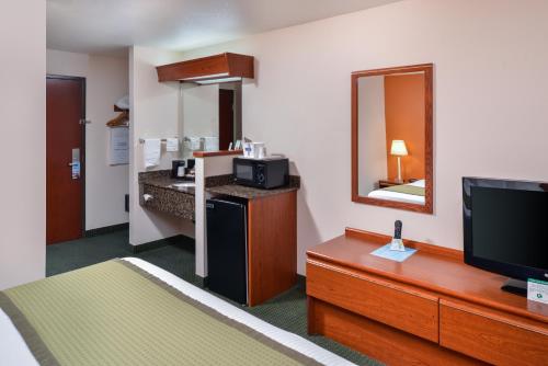 Kuchyň nebo kuchyňský kout v ubytování Travelodge by Wyndham, Newberg