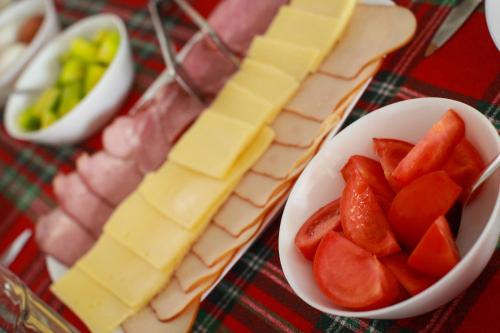 a bowl of tomatoes and cheese on a table at The Green Apartments in Magarevo