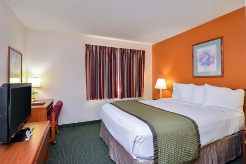 TV a/nebo společenská místnost v ubytování Travelodge by Wyndham, Newberg