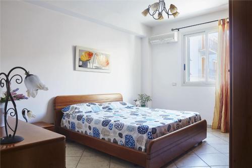 a bedroom with a bed and a window at Sabbia1 CaseSicule, Apartment in the City Center and beside the Main Square, Beach at 100 m, Wi-Fi in Pozzallo