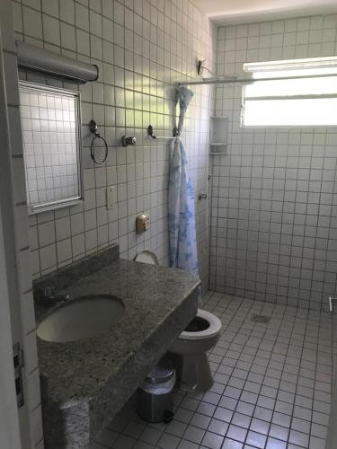 y baño con lavabo y aseo. en Cons das FLORES, en Florianópolis