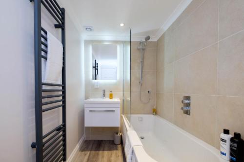 uma casa de banho com uma banheira, um lavatório e um chuveiro em Central Regency Town House em Brighton & Hove