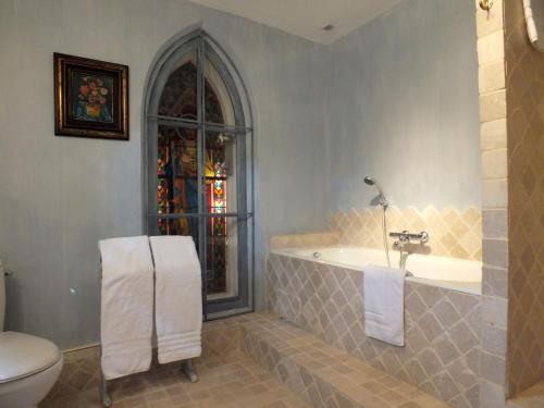 une salle de bain avec une baignoire, des toilettes et un lavabo dans l'établissement La Royante, à Aubagne