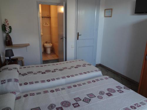 En eller flere senge i et værelse på Hostal Sant Carlo