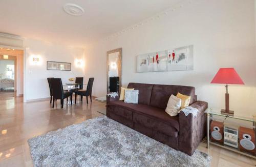 un salon avec un canapé et une salle à manger dans l'établissement Sea Side apartment, à Cannes