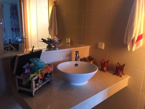 baño con lavabo y espejo en Ocean View BGB Resort en Bouznika
