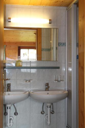 ザンクト・マルガレーテン・イム・ルンガウにあるBiohof Sauschneiderのバスルーム(洗面台2台、鏡付)