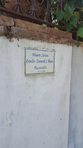 a sign on the side of a wall at La solara in Anacapri
