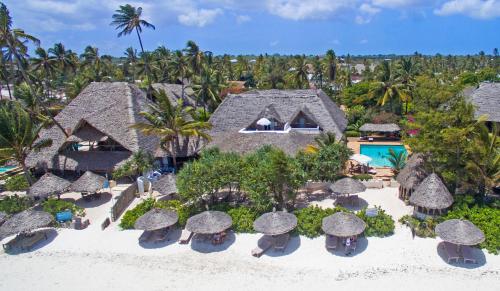 uma vista aérea de um resort com cadeiras e guarda-sóis em Zanzibar Retreat Hotel em Matemwe