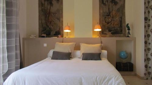 - une chambre avec un grand lit blanc et 2 oreillers dans l'établissement Fonclause *****, à La Rouquette