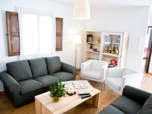 sala de estar con sofá y mesa en Casa Babel Monfragüe, en Torrejón el Rubio