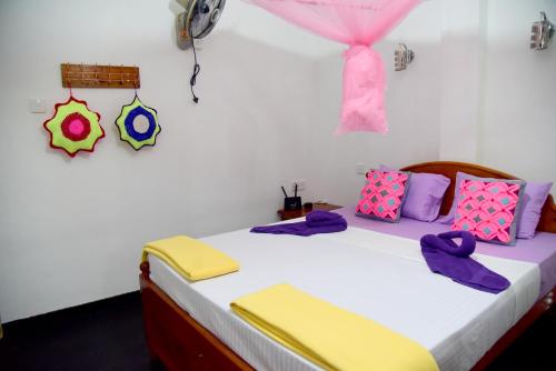 Postel nebo postele na pokoji v ubytování Mango Shadow Inn Ella