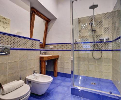 y baño con ducha, aseo y lavamanos. en Shpatser hotel, en Briukhovychi