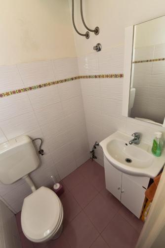 a bathroom with a toilet and a sink at Bonaca in Rtina