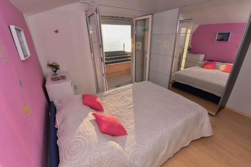 ein kleines Zimmer mit einem Bett und einem Spiegel in der Unterkunft Bonaca in Rtina