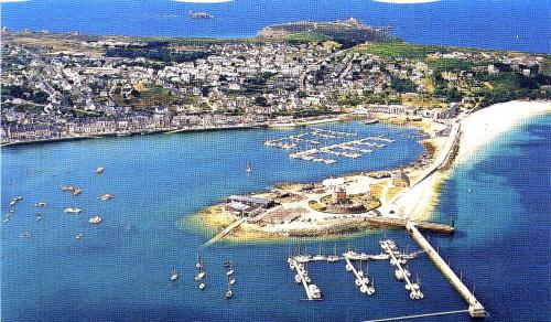une vue aérienne d'un port avec des bateaux dans l'eau dans l'établissement Le moign-locations, à Camaret-sur-Mer