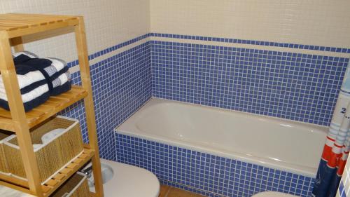 ベラにあるVera Rental Thalassa IIの青いタイル張りのバスルーム(バスタブ、トイレ付)