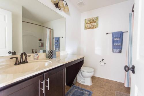 y baño con lavabo y aseo. en Modern 4 bedroom House with swimming pool en Clearwater