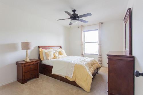 1 dormitorio con 1 cama y ventilador de techo en Modern 4 bedroom House with swimming pool en Clearwater