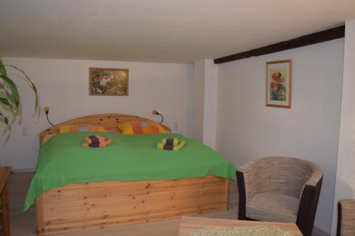 sypialnia z drewnianym łóżkiem i zielonym kocem w obiekcie Ferienwohnung Seebachstr. w Dreźnie