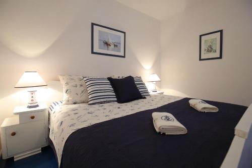 Ένα ή περισσότερα κρεβάτια σε δωμάτιο στο Molat Island Apartment