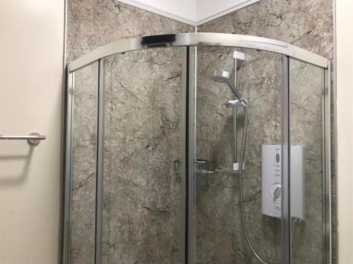 una doccia con porta in vetro in bagno di RossMor Bed & Breakfast a Grantown on Spey