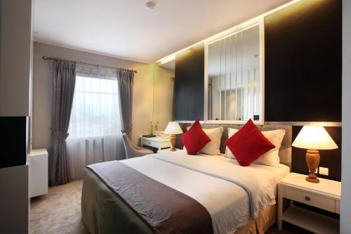 Tempat tidur dalam kamar di Gino Feruci Braga by KAGUM Hotels