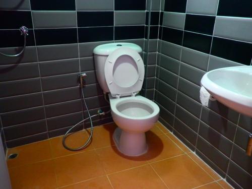 ein Badezimmer mit Toilette und Waschbecken in der Unterkunft Baan Kaneang in Ko Larn