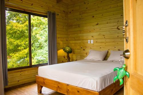 En eller flere senge i et værelse på Forest Lodge