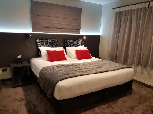 Una cama o camas en una habitación de Kings On Peace