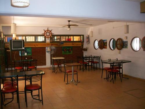 um restaurante com mesas e cadeiras num quarto em Hosteria Columbia em Mina Clavero