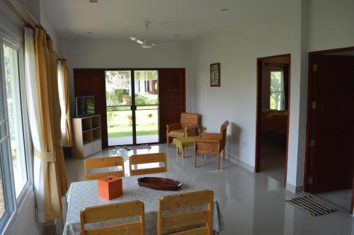 Ruang duduk di Ban Khan LeeMa