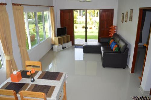 Ruang duduk di Ban Khan LeeMa