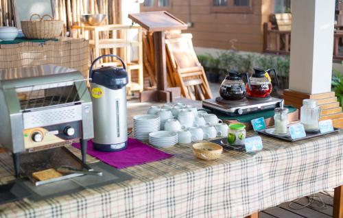 - une table avec une cafetière et des tasses dans l'établissement Samed Cabana Resort, à Ko Samet