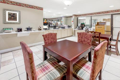 Una cocina o cocineta en Super 8 by Wyndham Pine Bluff