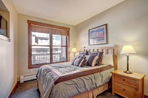1 dormitorio con cama y ventana en CO405 Copper One Lodge Condo, en Copper Mountain