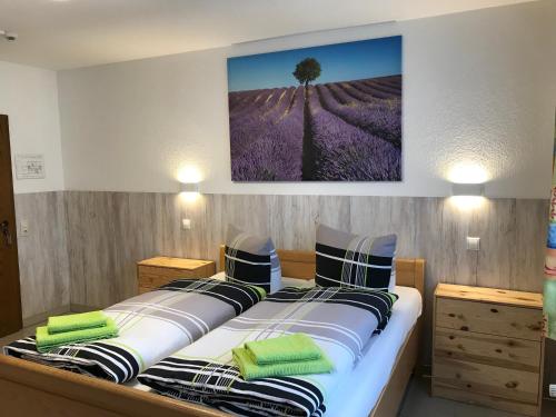 1 dormitorio con 1 cama y un árbol en la pared en Hotel Oelberg budget - BONN SÜD Königswinter en Königswinter