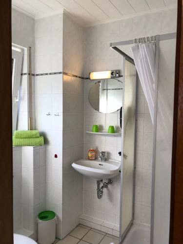Ванная комната в Hotel Oelberg budget - BONN SÜD Königswinter