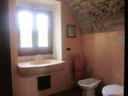 a bathroom with a sink and a toilet and a window at B&B Il Casone di Drusa in San Marco dei Cavoti
