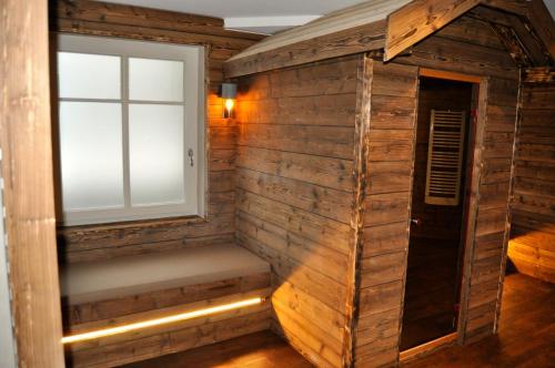 a sauna with a window in a wooden house at StrandBerg's Designhotel Viktoria in Braunlage