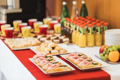 ホテルの敷地内または近くでの食事または食べ物