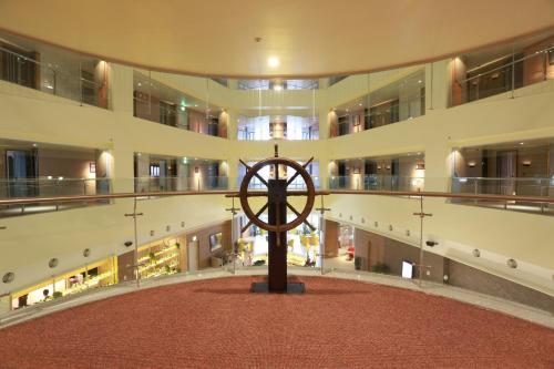 a largerium with a large clock in the middle of a building at AJ Hotel Hsinchu in Zhubei