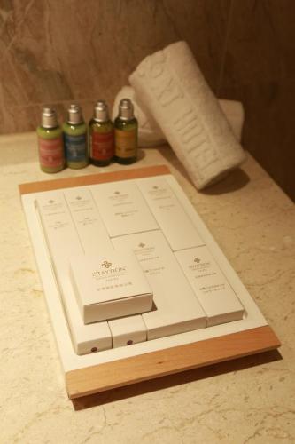 a couple of boxes sitting on top of a counter at AJ Hotel Hsinchu in Zhubei